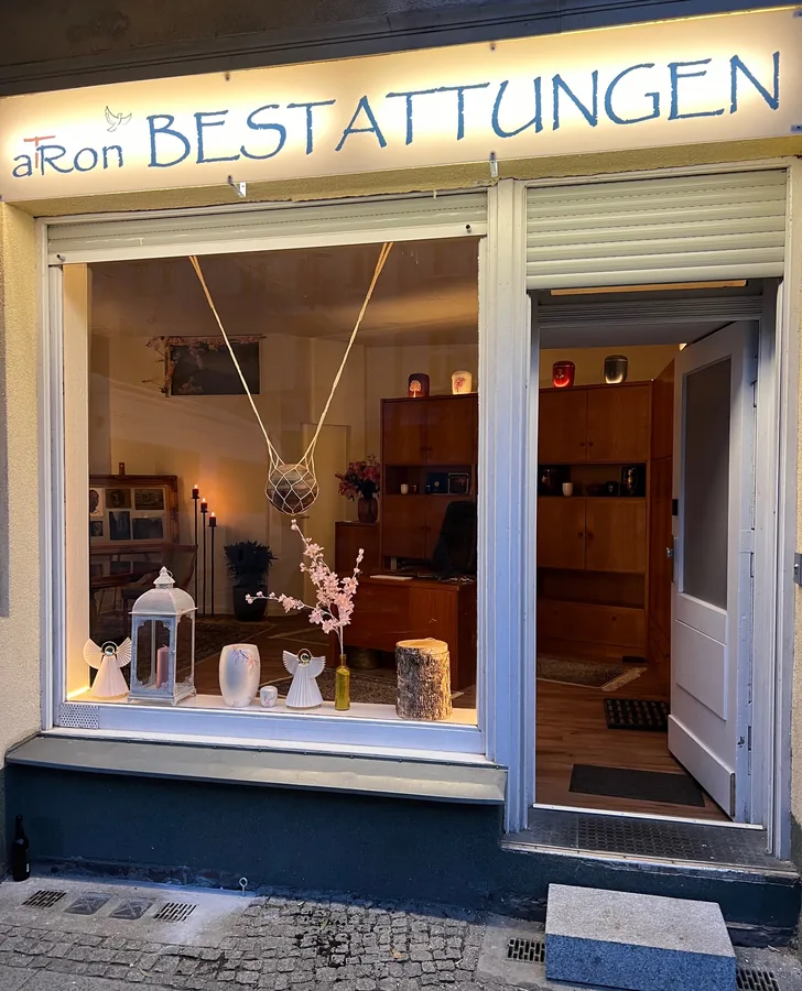Schaufenster von Atron Bestattungen in Berlin-Oberschöneweide