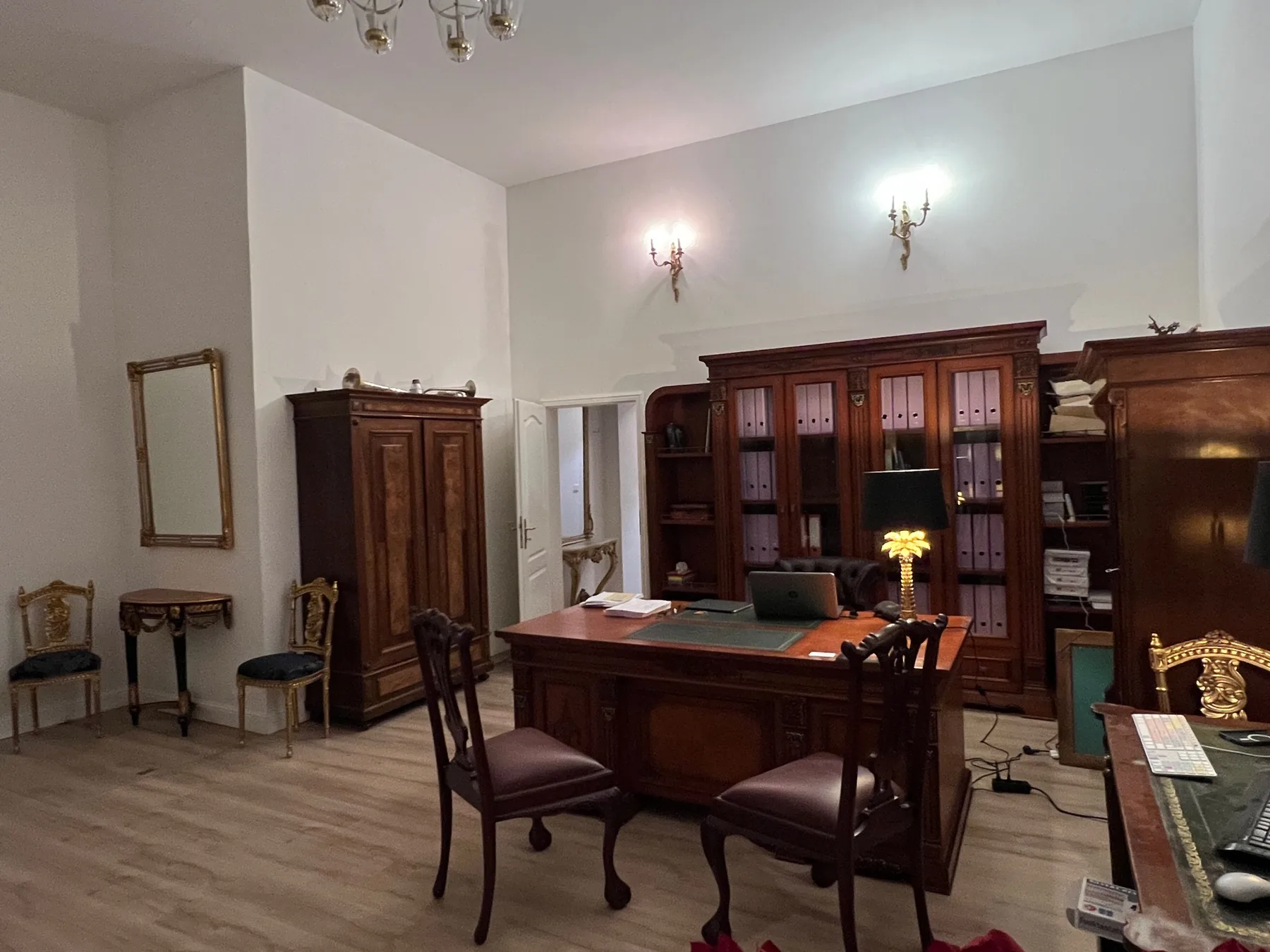 Der Beratungsraum des Schöneberger Bestattungshauses mit altem Schreibtisch und Bücherschrank