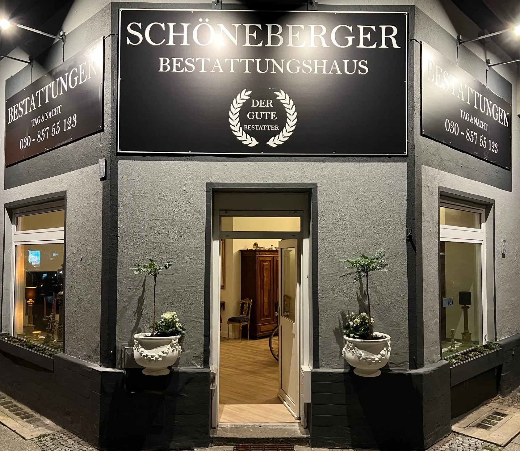 Das Schöneberger Bestattungshaus am Abend, der Eingang an der Lindauer Straße ist beleuchtet