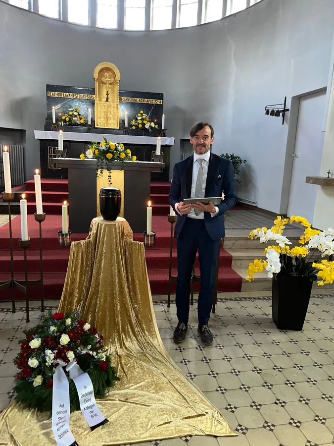 Ron Dietze als Trauerredner