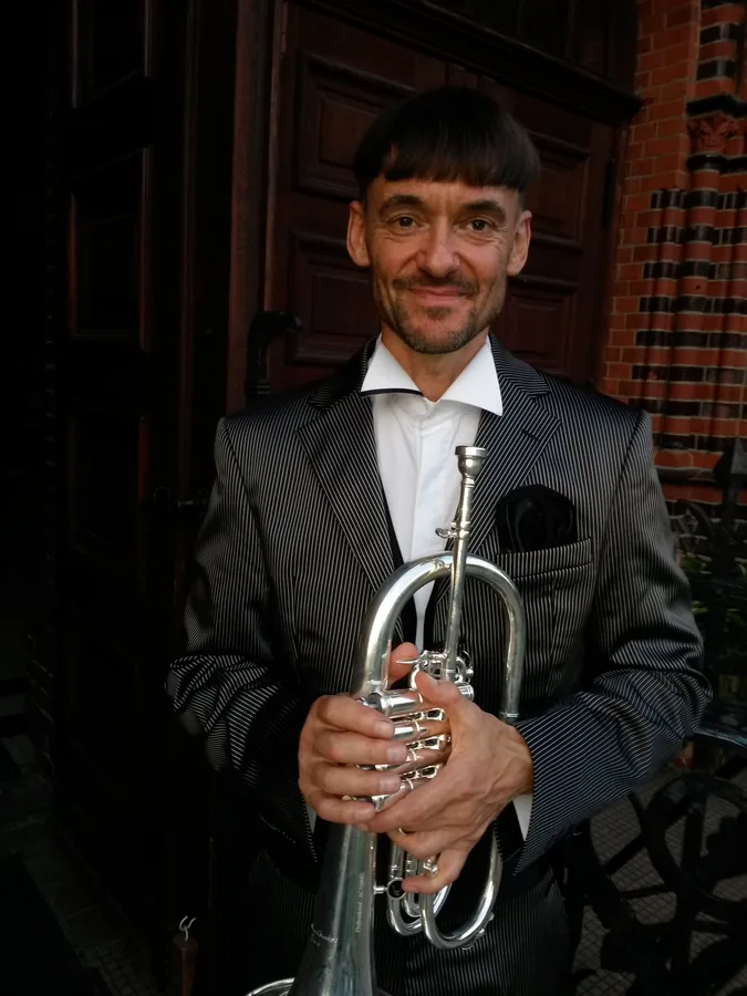 Ron Dietze mit Trompete vor der Kirche