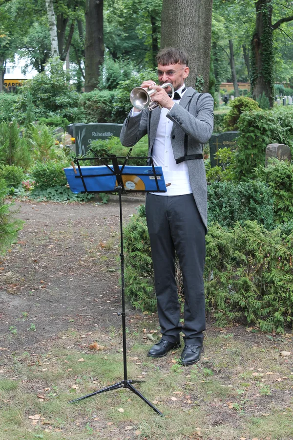 Ron Dietze mit Trompete auf dem Friedhof